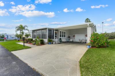 Photo 2 of 18 of home located at 538 Bahama Lane Davenport, FL 33897