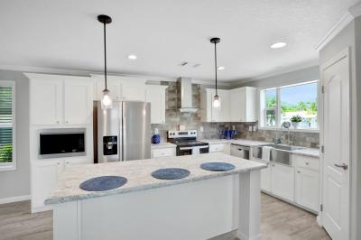 Photo 5 of 22 of home located at 822 Sunbird Ter Sebring, FL 33872