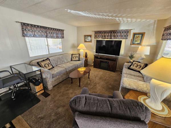 1980 Hillcrest Manufactured Home