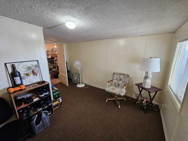 1980 Hillcrest Manufactured Home