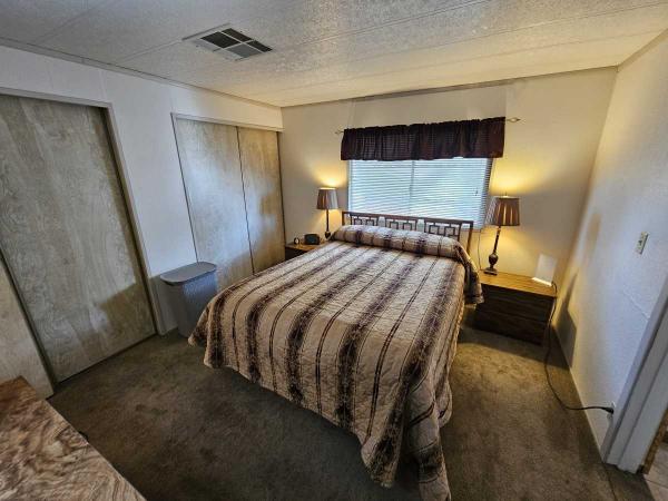 1980 Hillcrest Manufactured Home