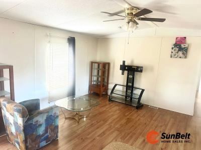 Photo 3 of 18 of home located at 564 Drage Drive Apopka, FL 32703