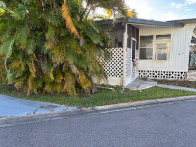 Photo 3 of 18 of home located at 3223 N Lockwood Ridge Rd #122 Sarasota, FL 34234