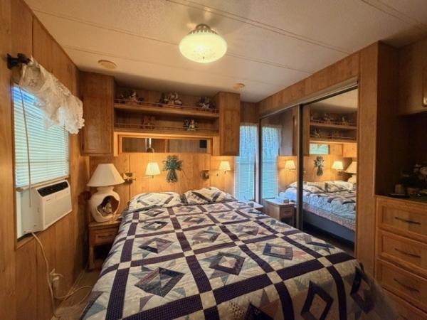 1985 Phoenix Manufactured Home