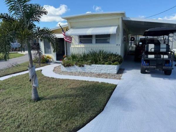 Photo 1 of 2 of home located at 23D Lake Breeze Dr. Tavares, FL 32778