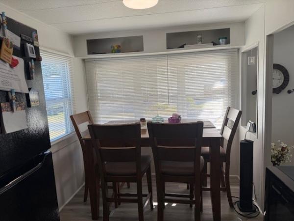 1985 Oakwood Manufactured Home