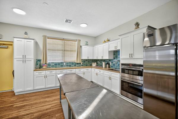 1985 Oakwood Manufactured Home