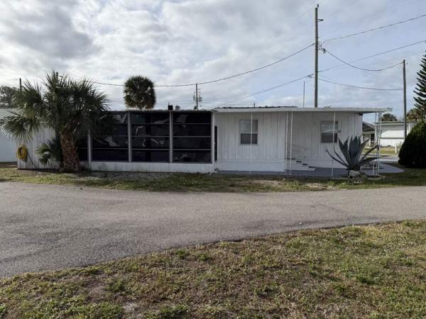 Photo 1 of 2 of home located at 18D Lake Breeze Dr. Tavares, FL 32778