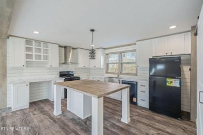 Photo 4 of 22 of home located at 324 West Blvd Oneida, TN 37841