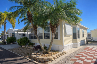 Photo 4 of 25 of home located at 11911 66th St.n Largo, FL 33773