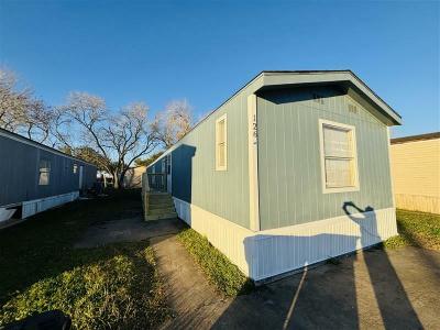 Mobile Home at 1100 Fox Meadow Dr. #126 Alvin, TX 77511