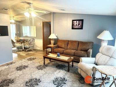 Photo 5 of 27 of home located at 1028 Lakeshore Drive Wildwood, FL 34785