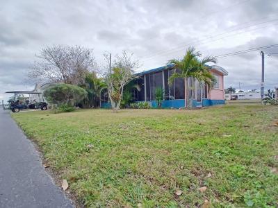 Photo 2 of 17 of home located at 916 52nd Avenue Lane W Bradenton, FL 34207