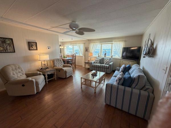 1975 LAKS Double Mobile Home