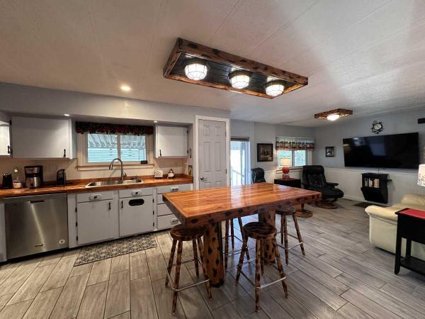 1980 Skyline Hillcrest Manufactured Home