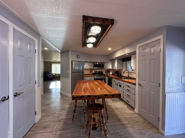 1980 Skyline Hillcrest Manufactured Home