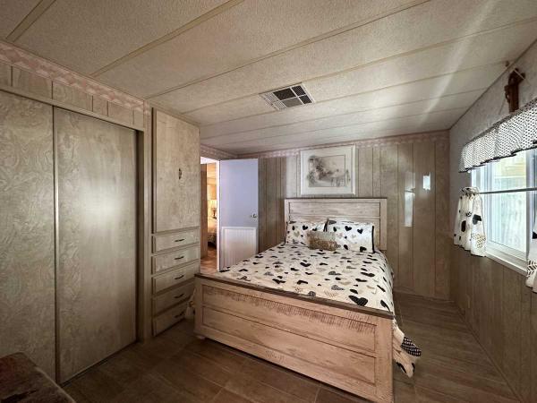 1980 Skyline Hillcrest Manufactured Home