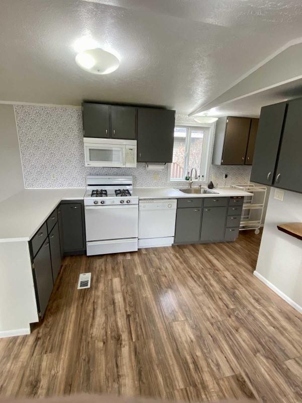 1998 Fleetwood Broadmoore Mobile Home