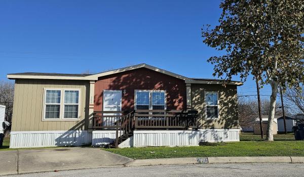 Photo 1 of 2 of home located at 9605 W Us Highway 90 Lot #280 San Antonio, TX 78245