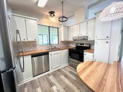 Photo 3 of 9 of home located at 2421 Lakeside Dr Leesburg, FL 34788