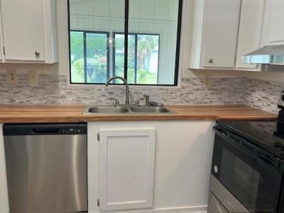 Photo 5 of 9 of home located at 2421 Lakeside Dr Leesburg, FL 34788