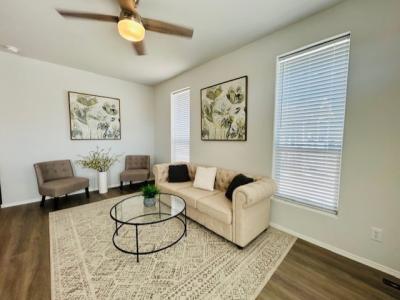 Photo 4 of 8 of home located at 10201 N. 99th Ave. #2 Peoria, AZ 85345