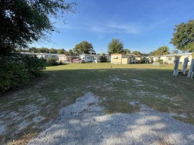 Photo 3 of 20 of home located at 13204 Grape Avenue Grand Island, FL 32735