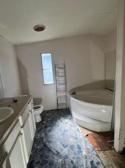 Photo 5 of 13 of home located at 12195 Roddy Rd Trlr 21 Gonzales, LA 70737