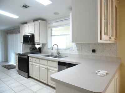 Photo 4 of 18 of home located at 1146 Tahiti Circle Davenport, FL 33897