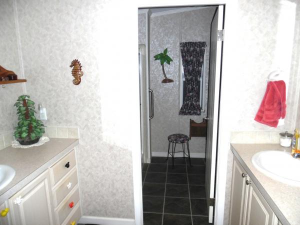 2005 Homes of Merit T16865 Mobile Home