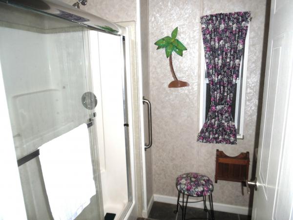 2005 Homes of Merit T16865 Mobile Home