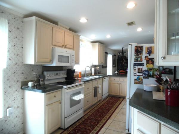 2005 Homes of Merit T16865 Mobile Home