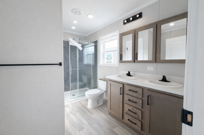 Photo 5 of 18 of home located at 4000 E 134th Street #1016 Chicago, IL 60633