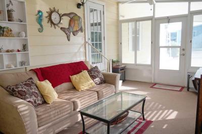 Photo 5 of 25 of home located at 325 NE Turquoise Terrace Jensen Beach, FL 34957