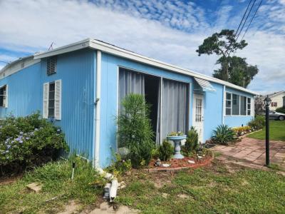 Photo 4 of 20 of home located at 36135 Pine Road Grand Island, FL 32735