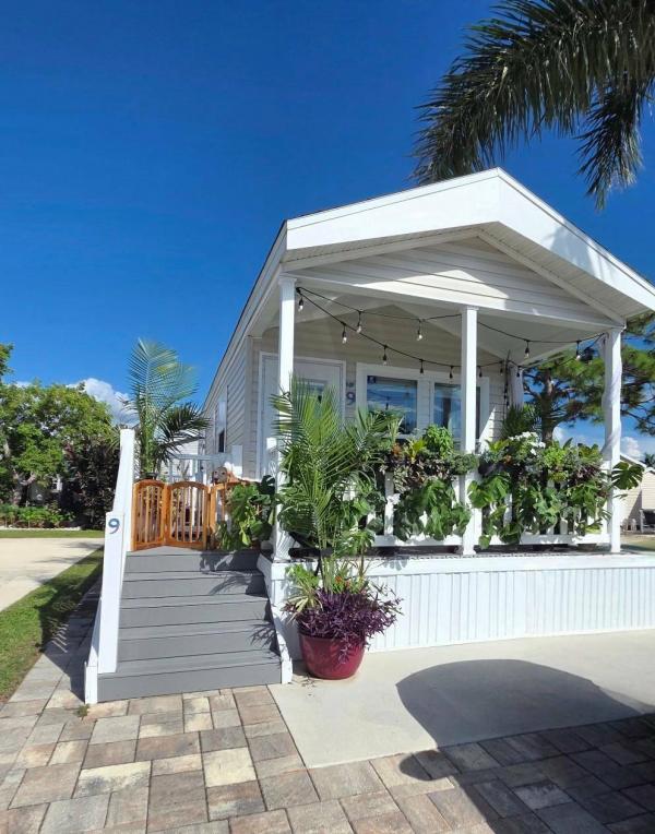 Photo 1 of 2 of home located at 1000 Wiggins Pass #9 Naples, FL 34110