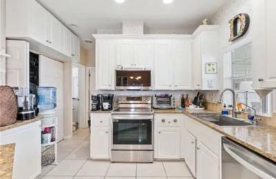 Photo 4 of 8 of home located at 601 Sunrise Naples, FL 34110