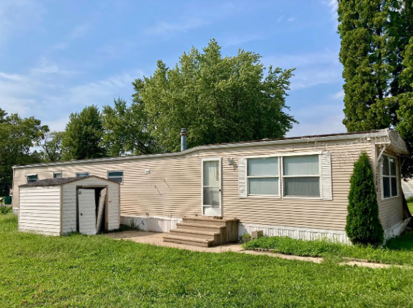 Photo 1 of 2 of home located at 504 Eastgate Dr Waterloo, IA 50703