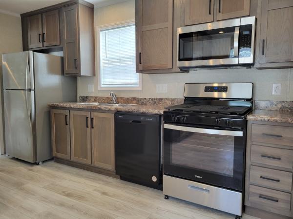 2022 Champion RA1670216 Mobile Home