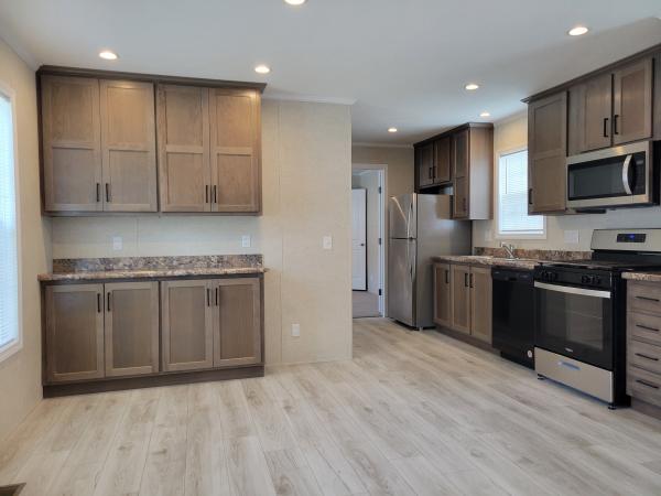 2022 Champion RA1670216 Mobile Home