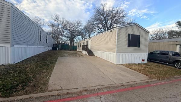 2004 FLEETWOOD Mobile Home For Sale