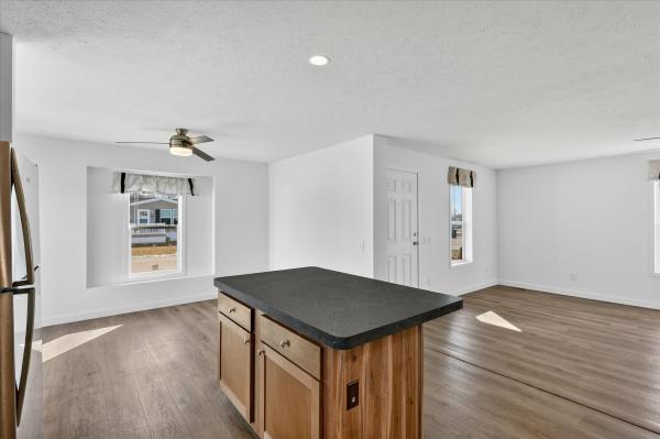 2025 Fairmont 729 430LE28563A  Home