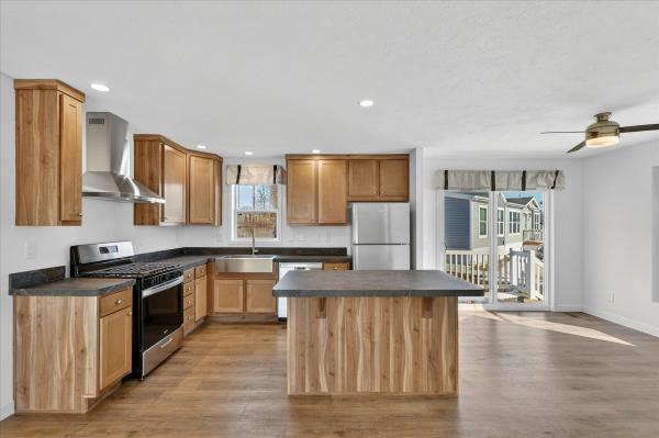 2025 Fairmont 729 430LE28563A  Home