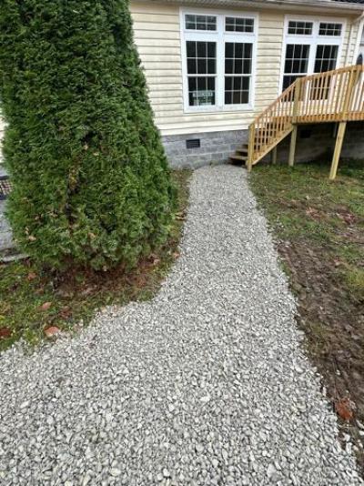 Mobile Home at 2828 Powells Crk Pikeville, KY 41501