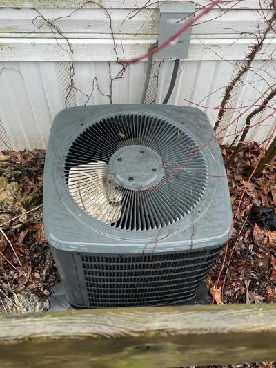 Photo 2 of 7 of home located at 715 N County Road 1200 Lerna, IL 62440