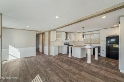 Photo 5 of 22 of home located at 324 West Blvd Oneida, TN 37841