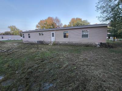 Photo 3 of 13 of home located at 1207 SW 6th St Fairfield, IL 62837