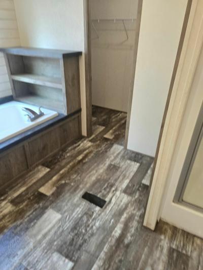 Photo 4 of 11 of home located at 433 Busby Lane Pineville, MO 64856