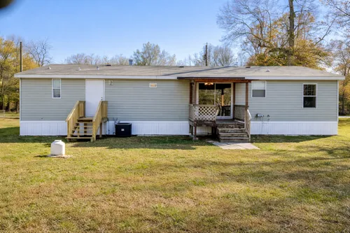 Photo 3 of 17 of home located at 131 Pleasant Ln Belle Rose, LA 70341