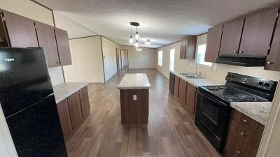 Photo 3 of 30 of home located at 19124 Lagloria Rd Elmendorf, TX 78112